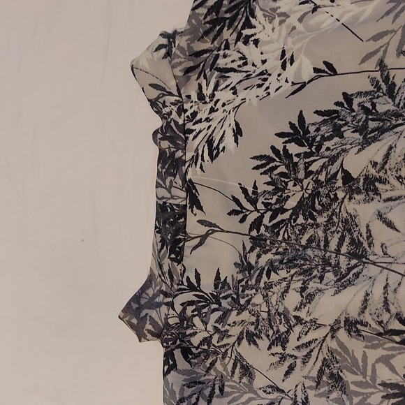 Banana Republic Ladies blouse cowl neck gray with black and white fern pattern - Picture 7 of 8